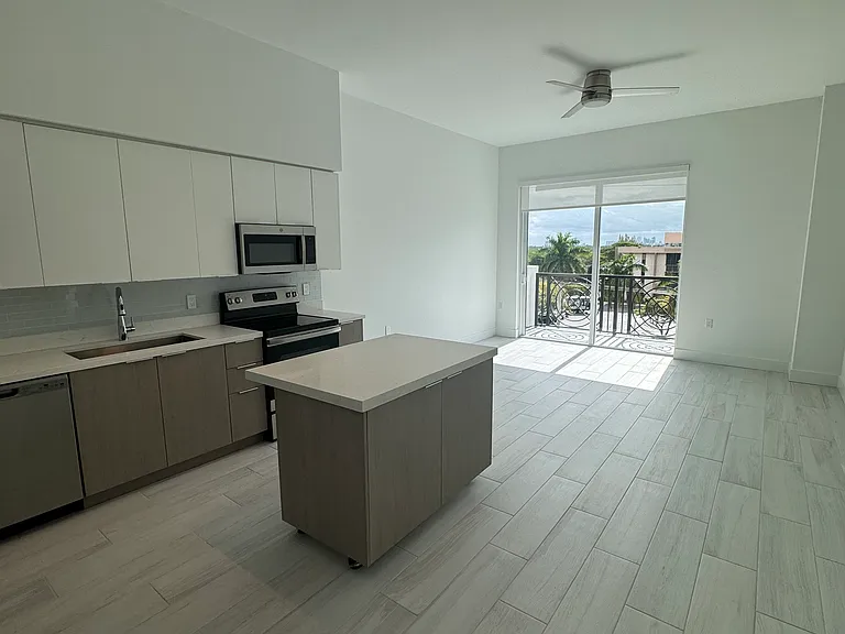 602 E Dania Beach Blvd #407 — Photo 1