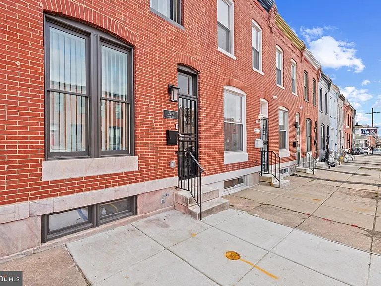 2219 E Chase St — Photo 4