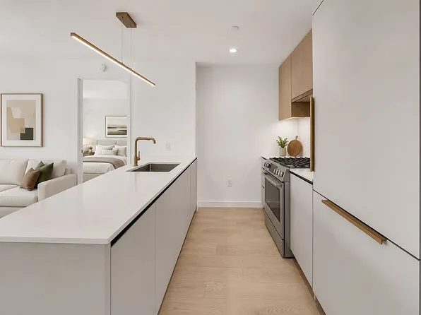 3 Court Sq #3910, Long Island City, NY 11101