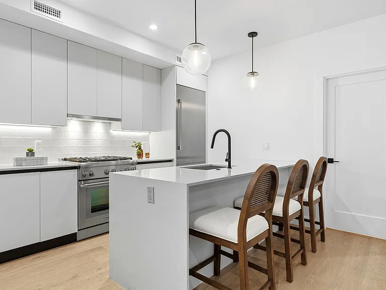 472 W Broadway #202 — Photo 7