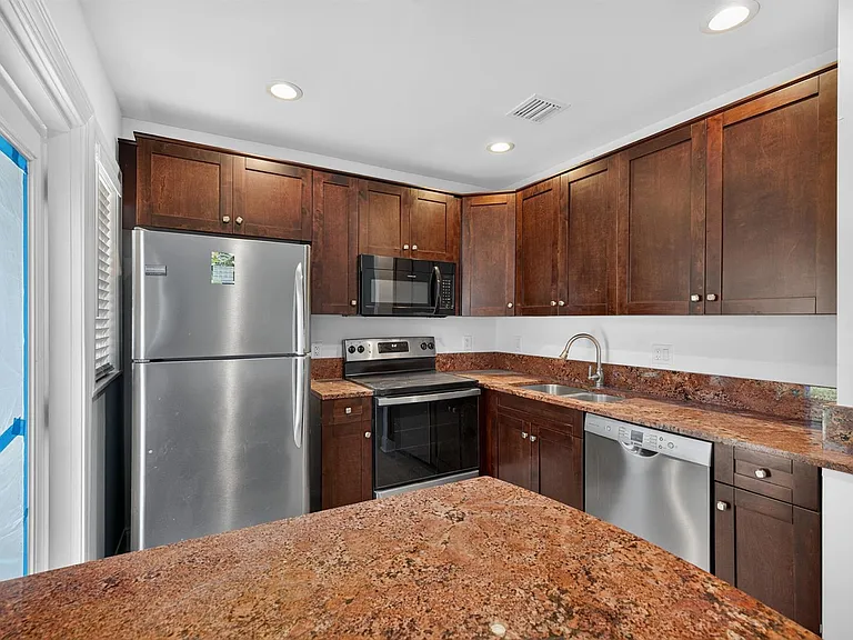 423 SW 11th Ct — Photo 8