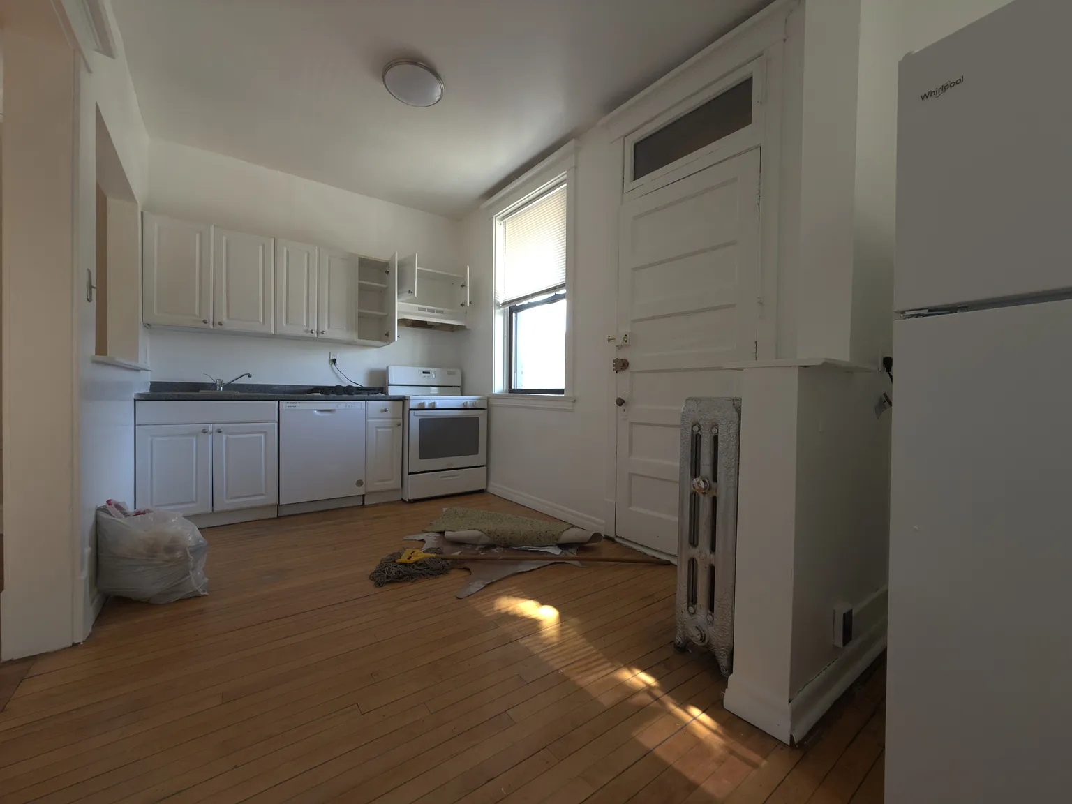1 bed, 1.0 bath, 900 sqft, $1,600 — Photo 2