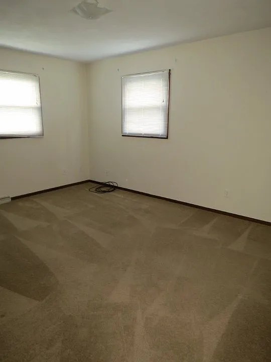 3 bed, 1.0 bath, 1430 sqft, $2,350 — Photo 3