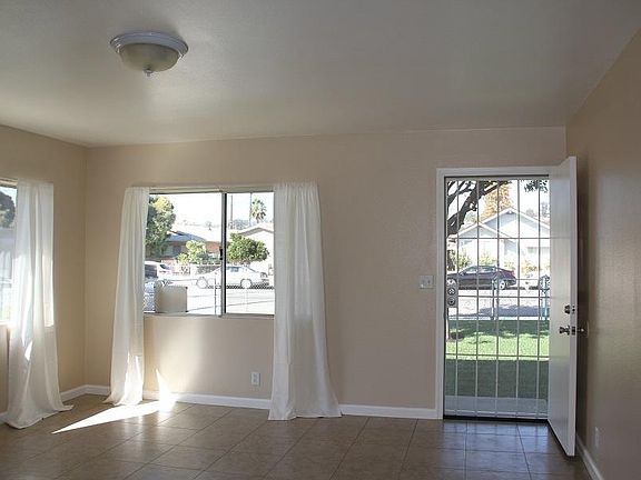 4th image of 1028 W Orange Grove Ave