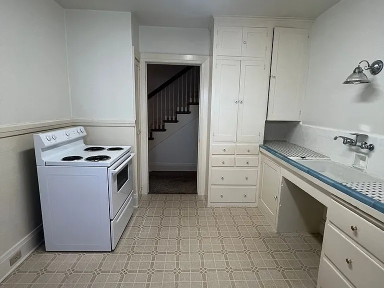 925 Lincoln St — Photo 6
