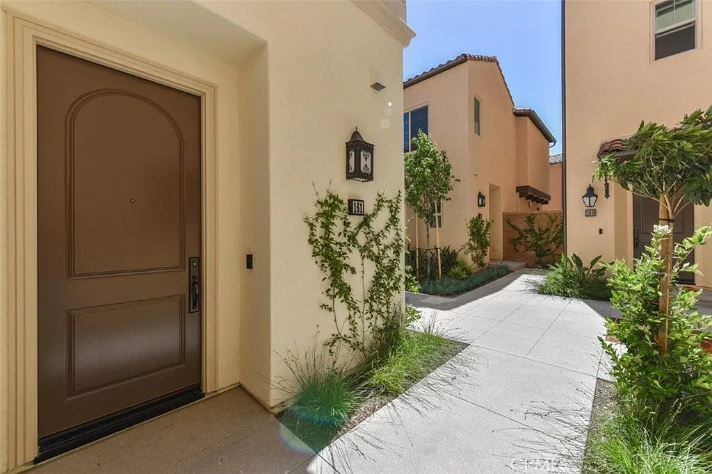 3 bed, 2.5 bath, 1460 sqft, $4,380 — Photo 2