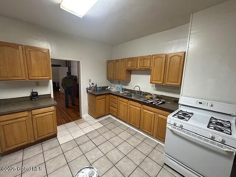 4th image of 158 Quail Street