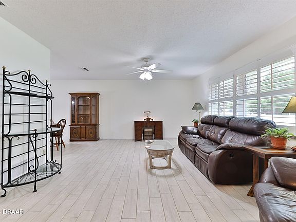 4th image of 729 Tumblebrook Dr