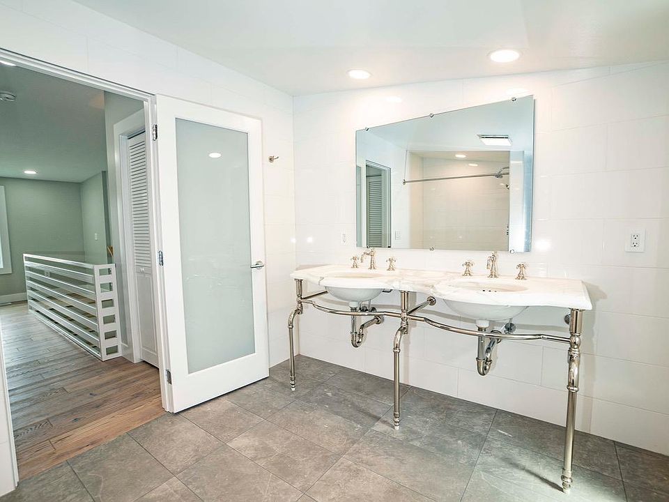 519 Ferry St #2 Amazing double Calcatta marble sink Bathroom