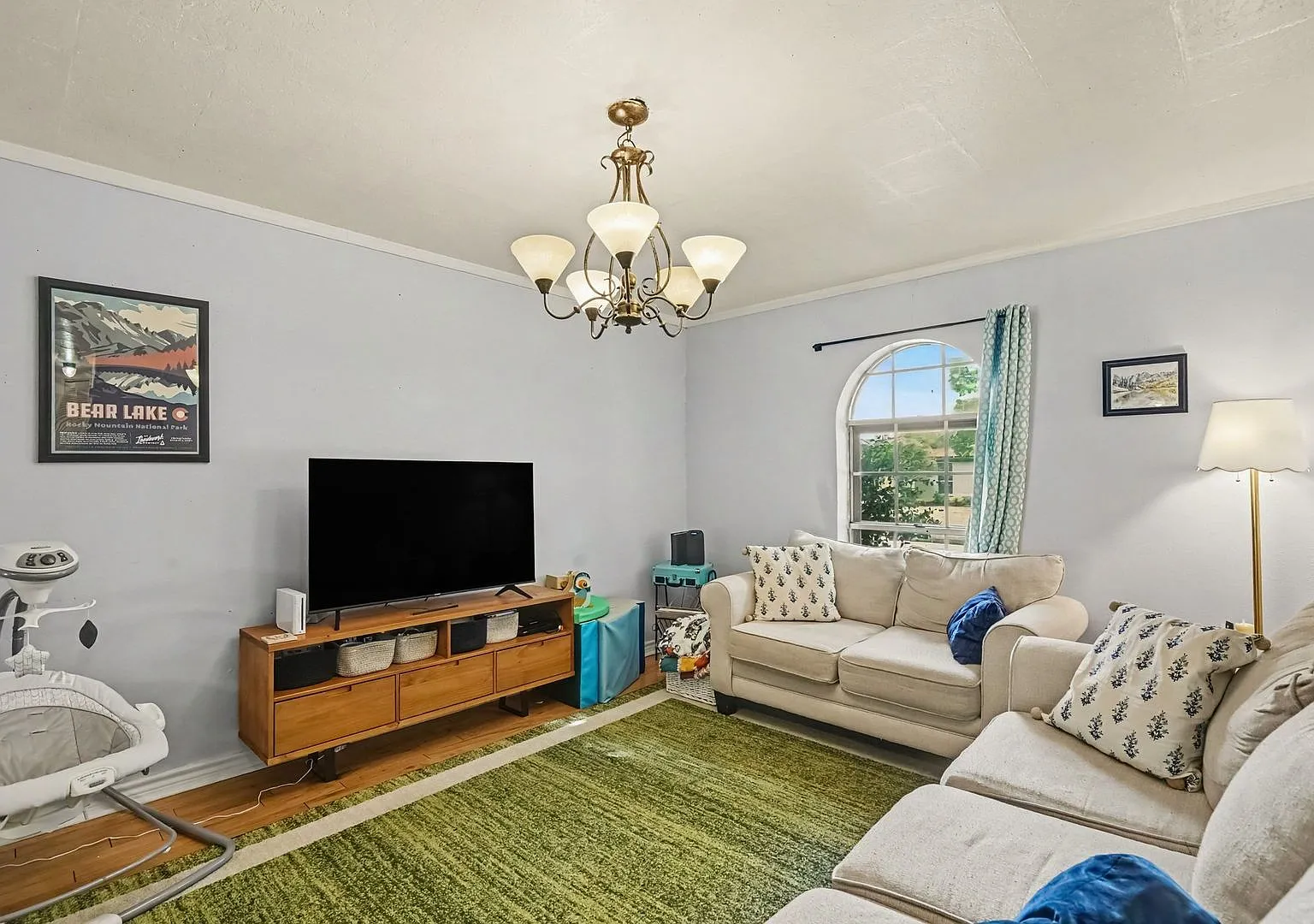 Nestled in a prime Fort Worth location, this charming 3-bedroom, 2-bathroom single-family home of... — Photo 4