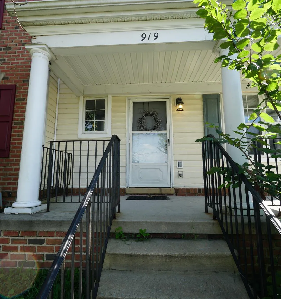 3 bed, 2.5 bath, 1400 sqft, $2,150 — Photo 1