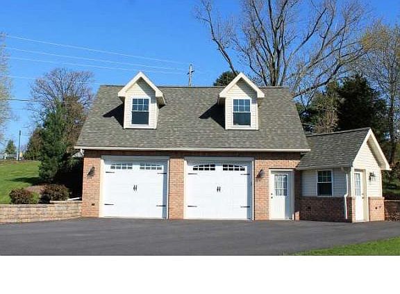 2 Car Garage w/Bathroom