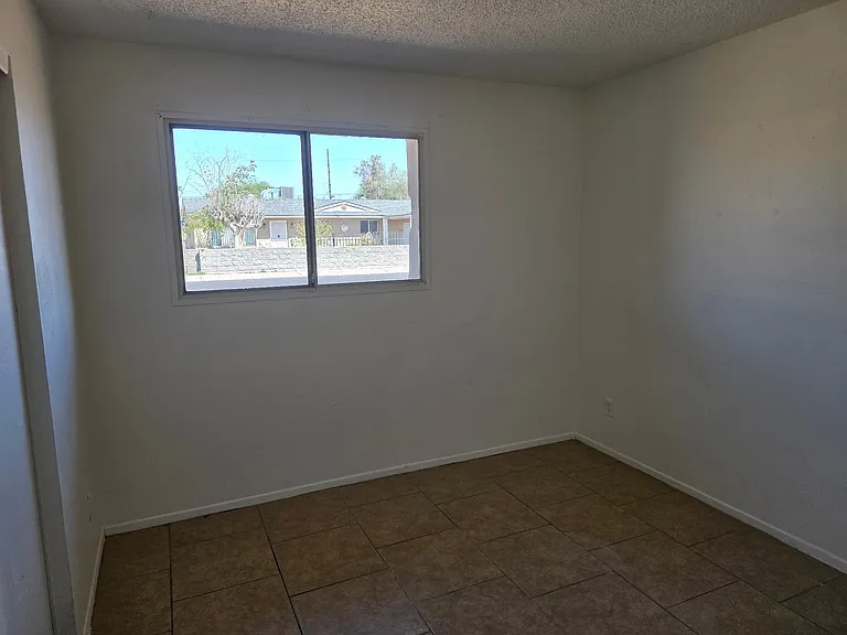 2512 N 47th Ln — Photo 5