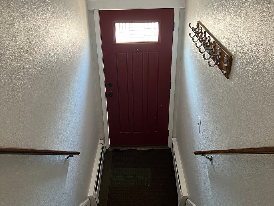 Interior Staircase & Entrance