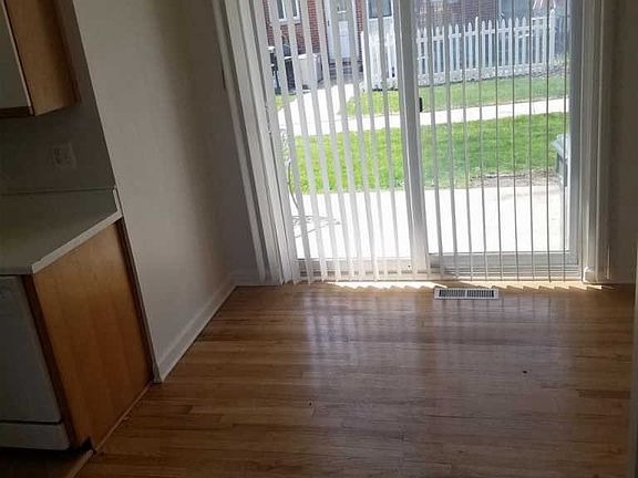 4th image of 31958 Williamsburg St