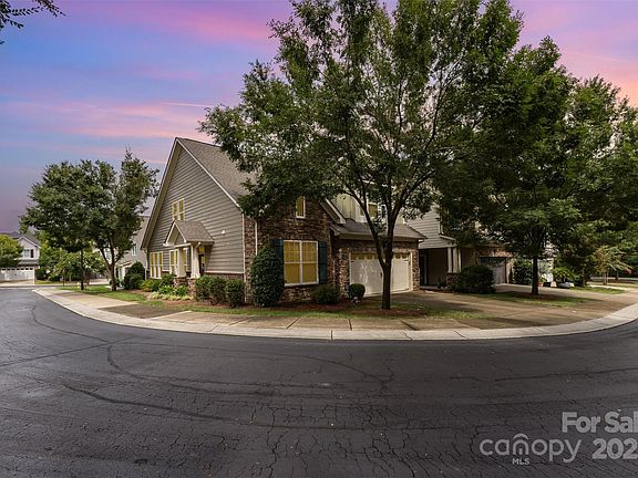 2nd image of 4523 Blackmuir Wood Cir