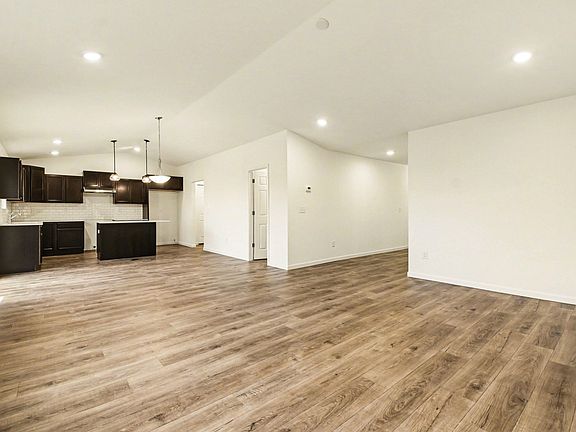 3rd image of 5549 Mammoth Dr SE