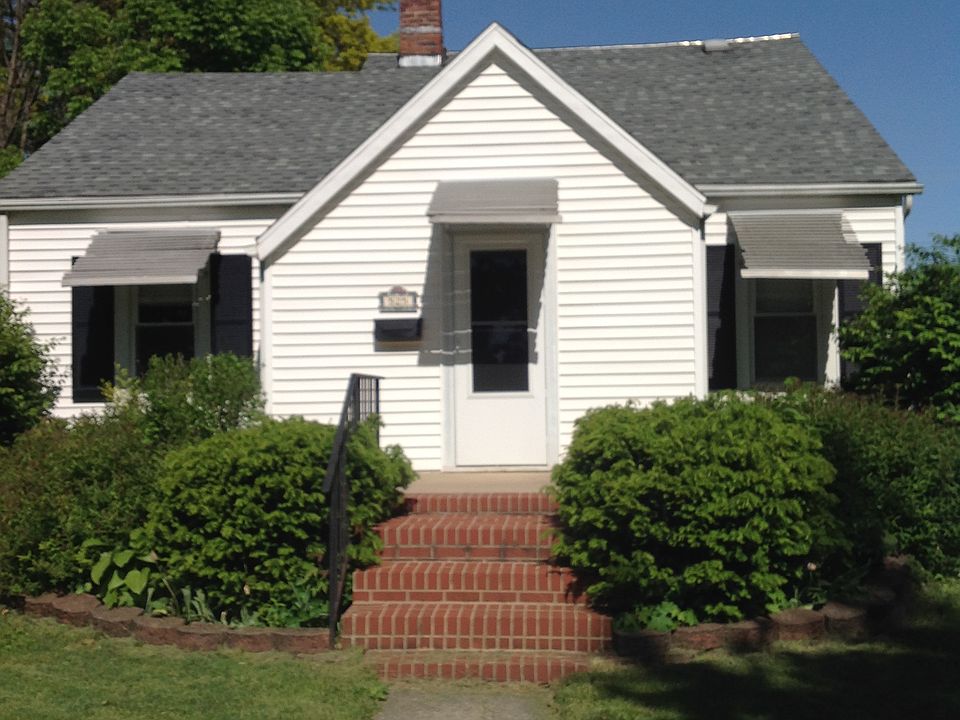 Front of home w/porch area