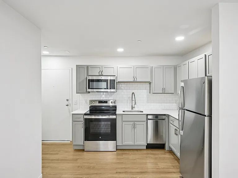 Hamilton Apartments — Photo 17
