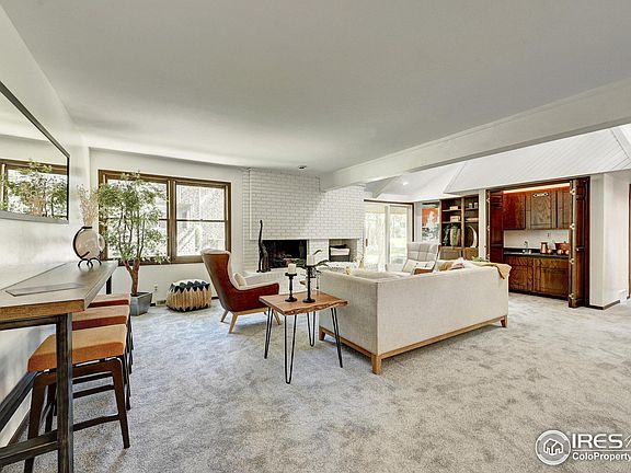 3rd image of 4986 Clubhouse Cir