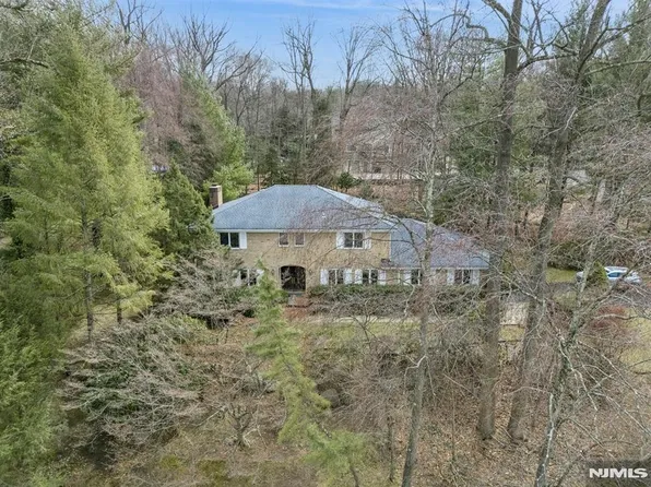 4 Adams Dr, Cresskill, NJ 07626