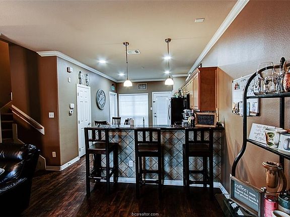 4th image of 305 Holleman Dr #1004