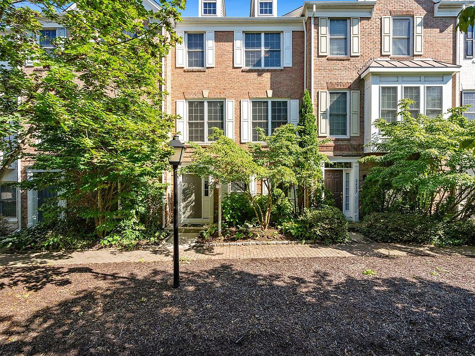 3 LEVEL BRICK FRONT HOME ON A QUIET COURTYARD