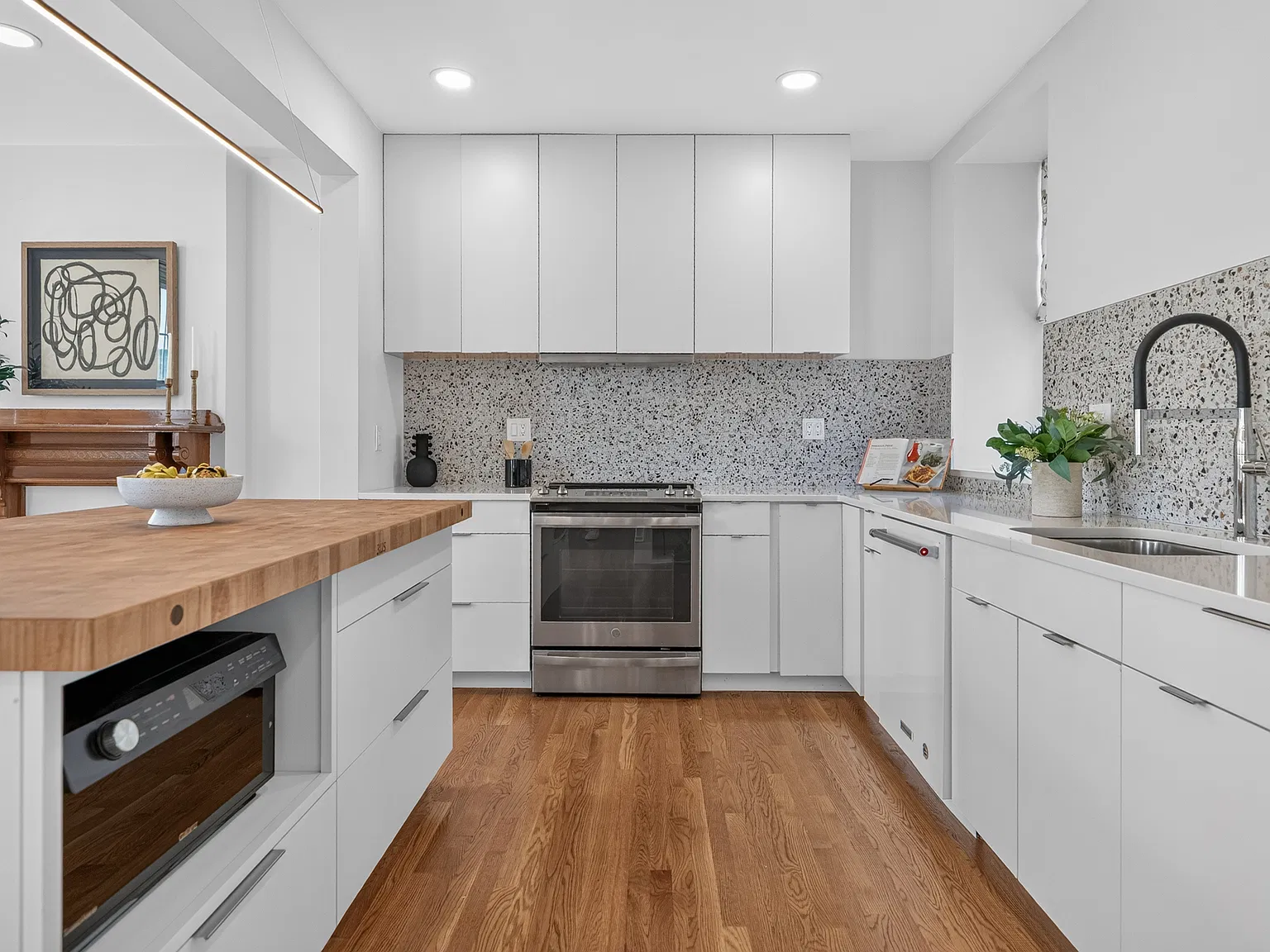 3 bed, 1116 sqft, $3,200 — Photo 3