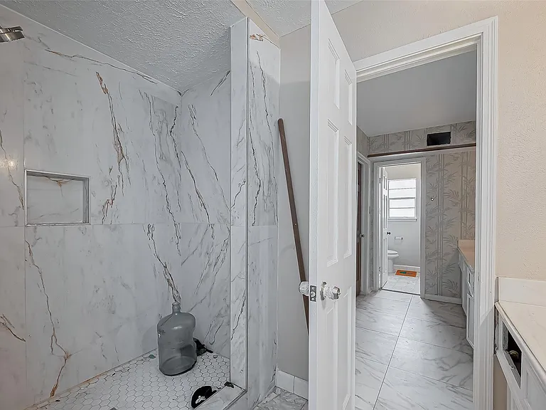 811 Loire Ln — Photo 38