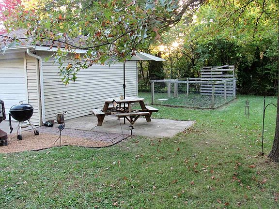 3rd image of 1907 W White Oak Dr