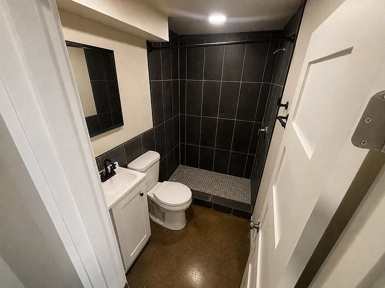 434 E 8th St — Photo 3
