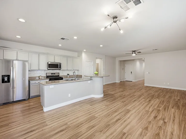 7658 Engleberg Ave — Photo 2