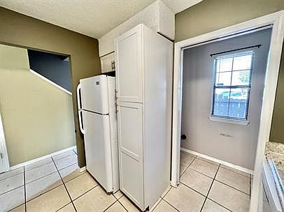4th image of 875 Fairview Dr