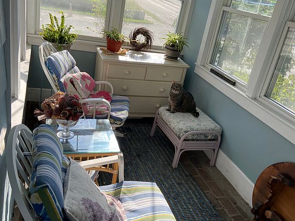 3 season-porch. Can work from home here for a change of view