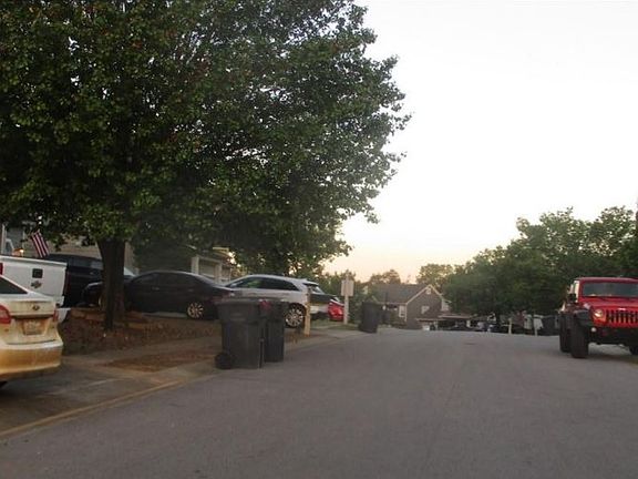 Exterior Neighborhood (street photo)
