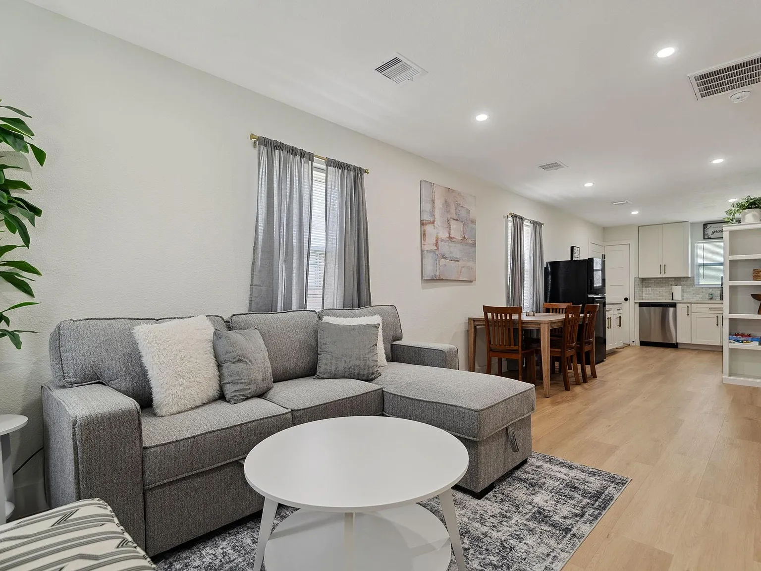 2 bed, 1.0 bath, 792 sqft, $1,800 — Photo 2
