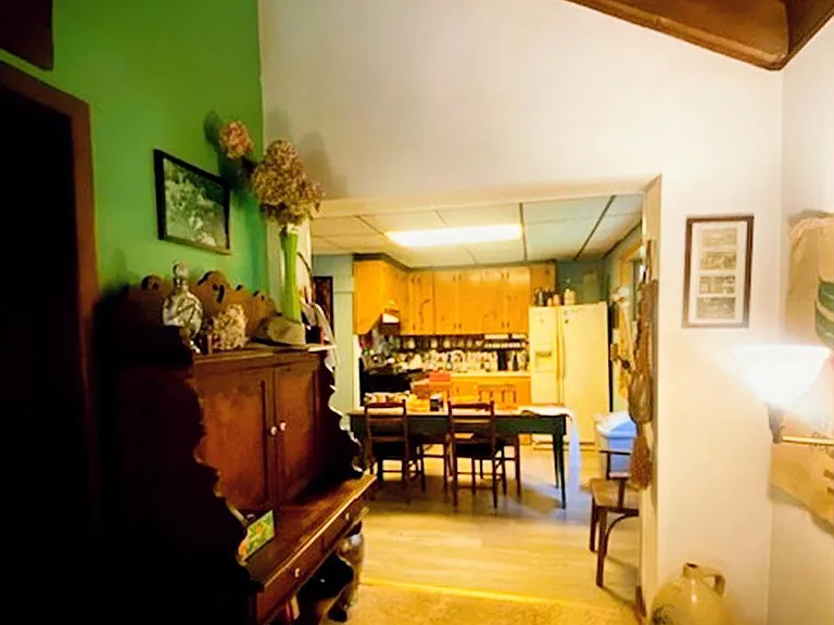 hallwall looking into kitchen