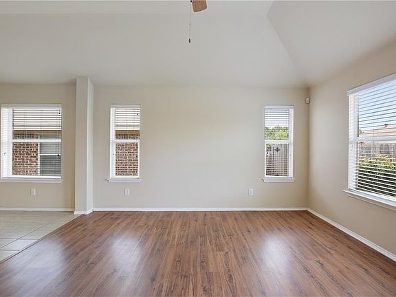 4th image of 717 Sequoia Dr