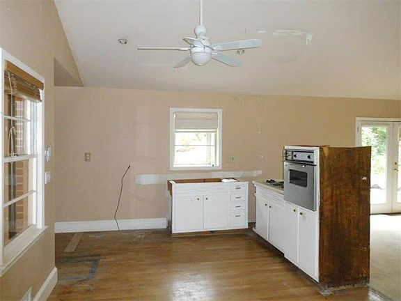 3rd image of 2173 Cumberland Dr SE
