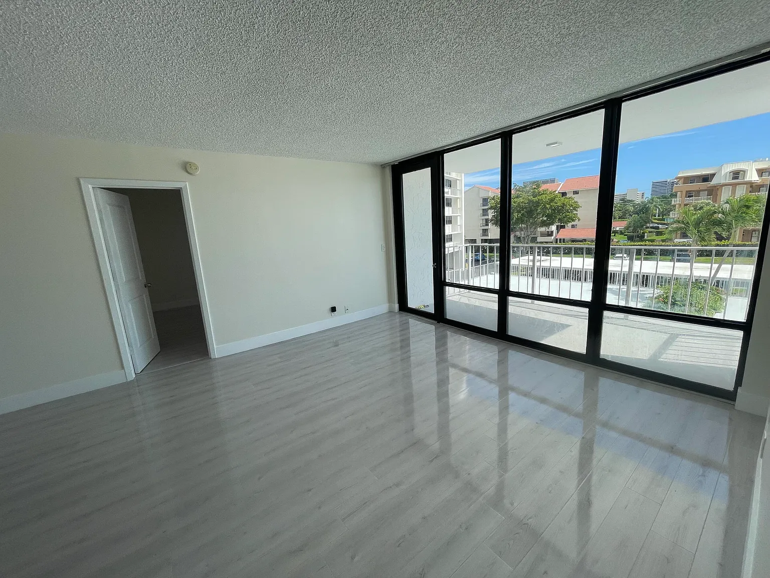 Gemini Condo — Photo 3