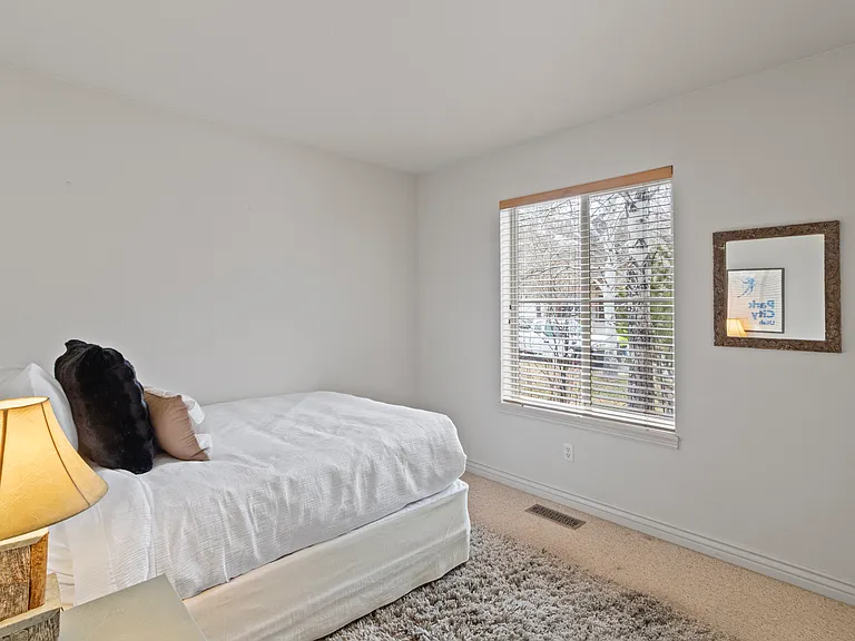 Bedroom 4 / Queen Bed