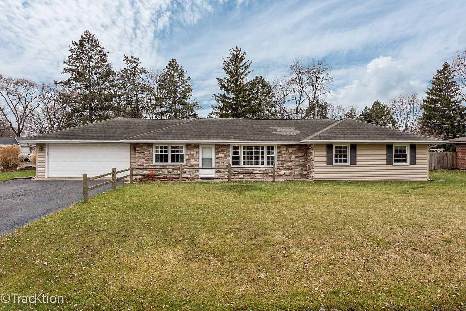 3012 Caroline Dr photo 1