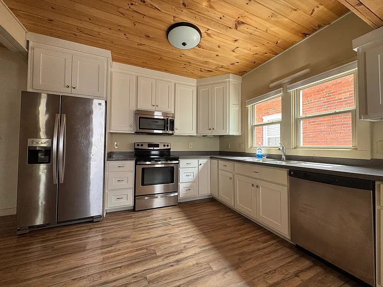 385 Main St — Photo 4
