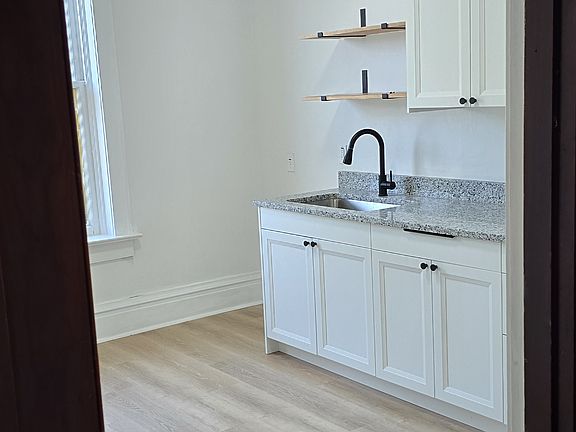 4th image of 218A N Jackson St #A