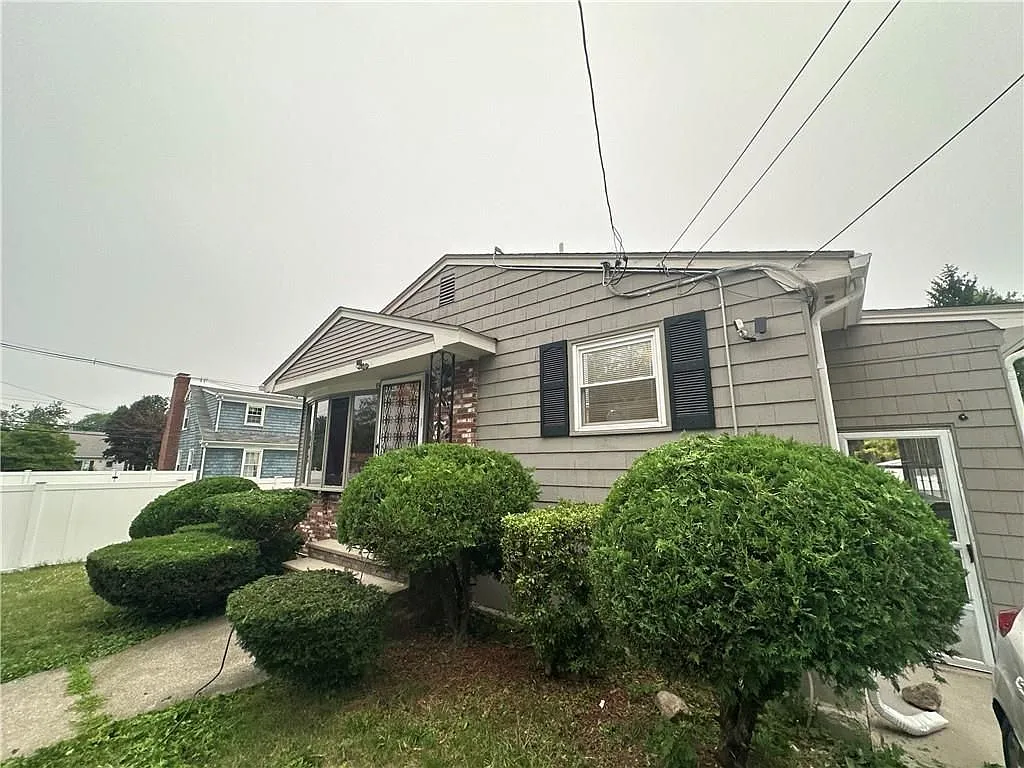 4 bed, 1.0 bath, 2200 sqft, $3,500 — Photo 2