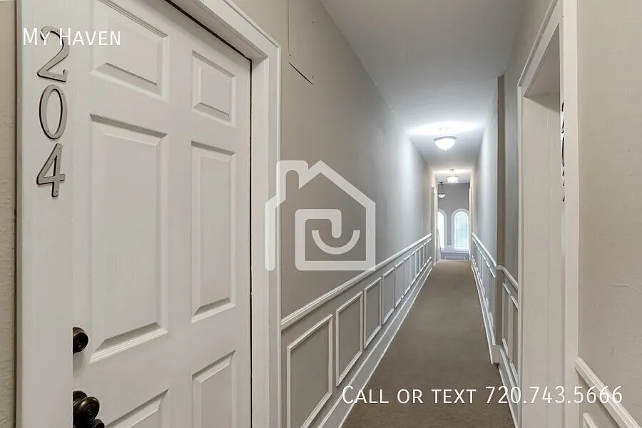 Two-Story Apartment with Parking in Uptown — Photo 3