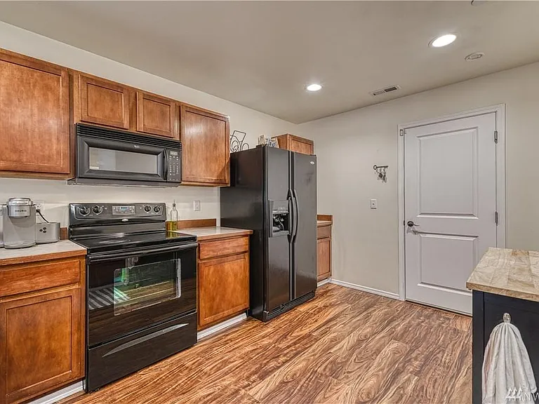 1180 Hudson St — Photo 7