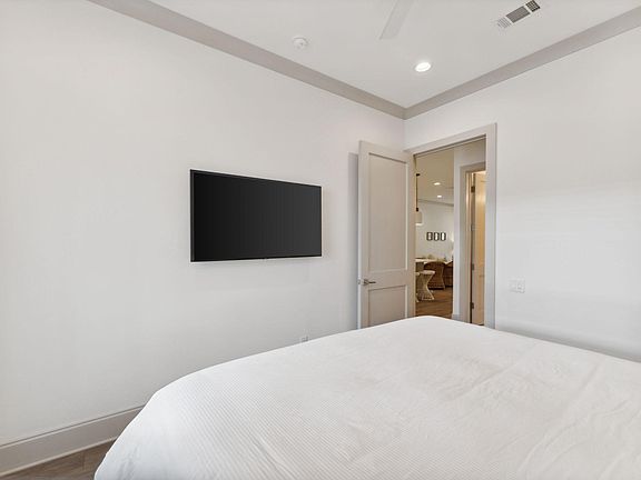 4th image of 70 Marthas Ln #104