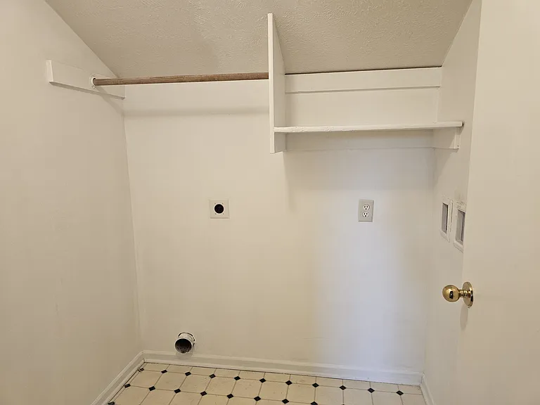 15057 Emmet St — Photo 22