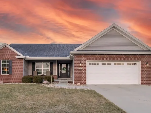 203 Blue Bird Ct, Hudson, IL 61748